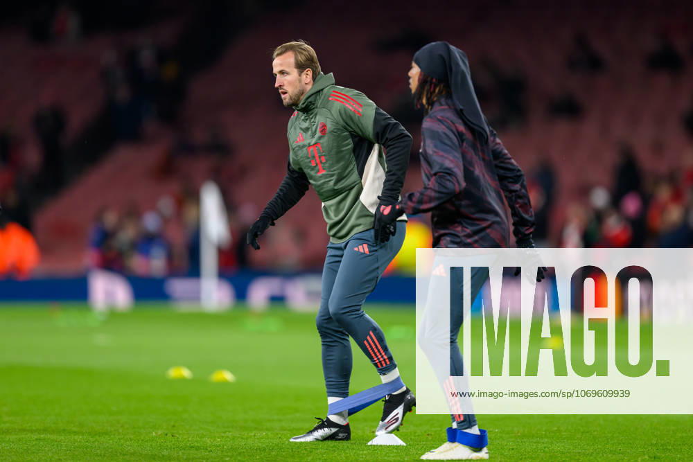 Arsenal v Bayern Munich Champions League 26 11 2025. Bayern Munich forward Harry Kane (9) and Bayern Munich forward Michael Olise (17) warming up prior to the Champions League match between Arsenal and Bayern Munich at the Emirates Stadium, London, England on 26 November 2025. London Emirates Stadium Greater London England Editorial use only ,