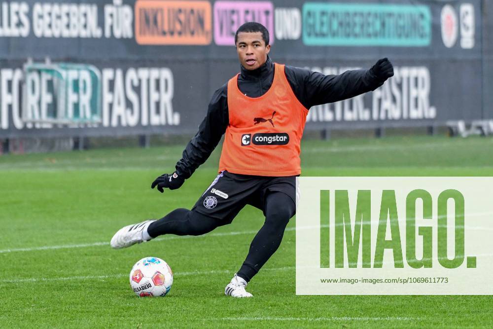 Joel Chima Fujita ( Pauli ) am Ball Deutschland , Hamburg , Trainingsgelände an der Kollaustrasse , Fussball , 1. Bundesliga , Training des FC St Pauli