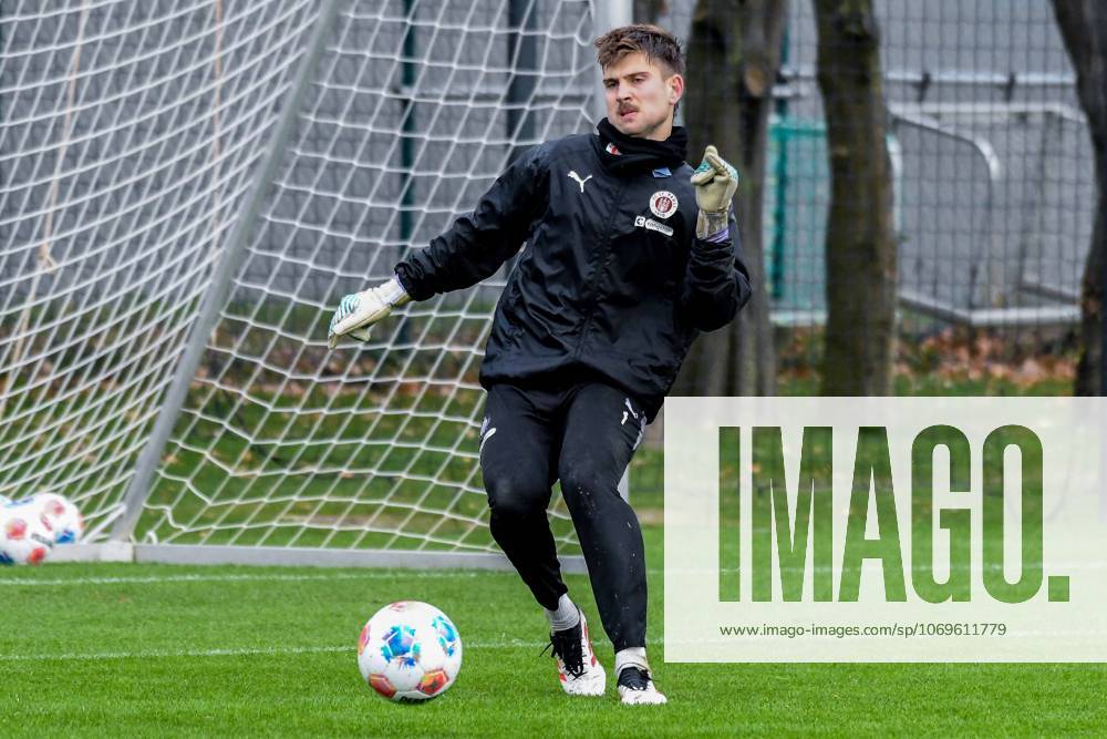 Ben Voll ( Pauli ) am Ball Deutschland , Hamburg , Trainingsgelände an der Kollaustrasse , Fussball , 1. Bundesliga , Training des FC St Pauli