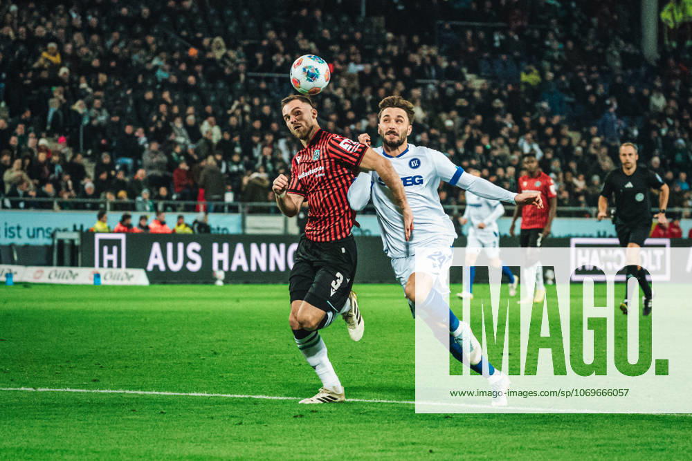 2. Bundesliga: Hannover 96 vs. Karlsruher SC, 28.11.2025 Boris Tomiak (Hannover 96, 3) gegen Fabian Schleusener (Karlsruher SC, 24); Fußball, 2. Bundesliga, 14. Spieltag: Hannover 96 vs. Karlsruher SC am 28.11.2025 in der Heinz von Heiden Arena, Hannover DFL REGULATIONS PROHIBIT ANY USE OF PHOTOGRAPHS AS IMAGE SEQUENCES AND OR QUASI-VIDEO.
