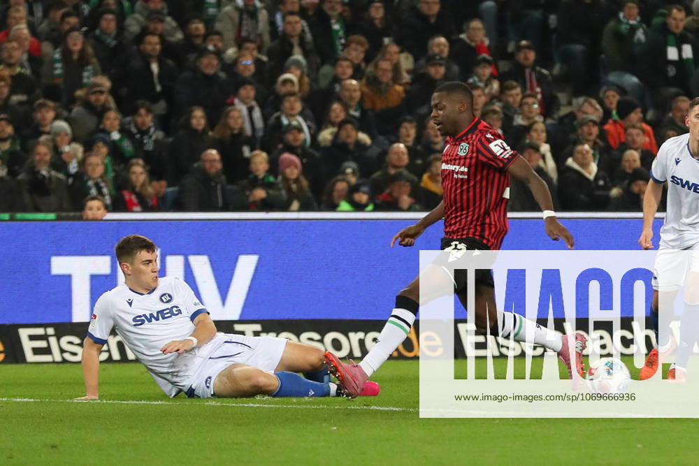 Fussball - 2.Bundesliga Hannover 96 - Karlsruher SC, v.l. Marcel Beifus (Karlsruhe, 4), Noel Aseko (Hannover, 15) Zweikampf, Duell, Kampf, tackle Hannover