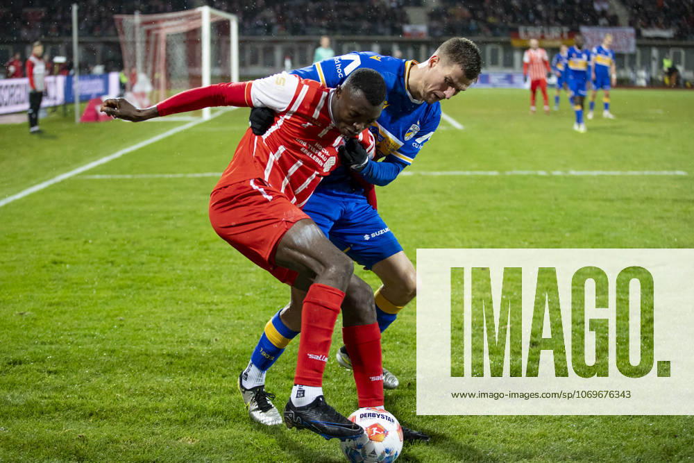 Regionalliga Nordost: FC Rot-Weiß Erfurt vs. FC Carl Zeiss Jena; Erfurt; 28.11.2025 Obed Chidindu Ugondu ( 13; FC Rot-Weiß Erfurt) gegen Moritz Fritz ( 23; FC Carl Zeiss Jena) Regionalliga Nordost: FC Rot-Weiß Erfurt vs. FC Carl Zeiss Jena; Steigerwaldstadion Erfurt