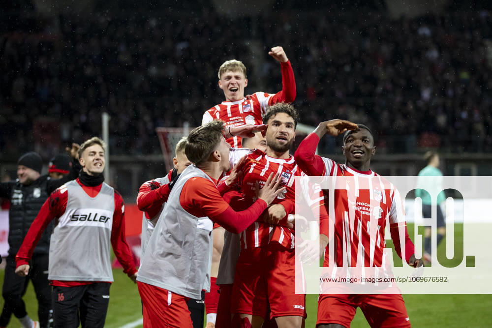 Regionalliga Nordost: FC Rot-Weiß Erfurt vs. FC Carl Zeiss Jena; Erfurt; 28.11.2025 3:0 durch Romarjo Hajrulla ( 9; FC Rot-Weiß Erfurt) (Bildmitte) und Obed Chidindu Ugondu ( 13; FC Rot-Weiß Erfurt) (rechts), Marco Ferdinand Wolf ( 10; FC Rot-Weiß Erfurt) (springt im Hintergrund hoch) Regionalliga Nordost: FC Rot-Weiß Erfurt vs. FC Carl Zeiss Jena; Steigerwaldstadion Erfurt