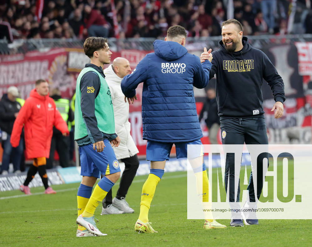 Fussball, Herren, Saison 2025 2026 2.BL, Eintracht Stadion, Eintracht Braunschweig gegen 1.FC Kaiserslautern, 2-0, Heimsieg, Freude bei Cheftrainer Heiner Backhaus (Eintracht Braunschweig) und Erencan Yardimci (Eintracht Braunschweig) DFL REGULATIONS PROHIBIT ANY USE OF PHOTOGRAPHS AS IMAGE SEQUENCES AND OR QUASI-VIDEO.
