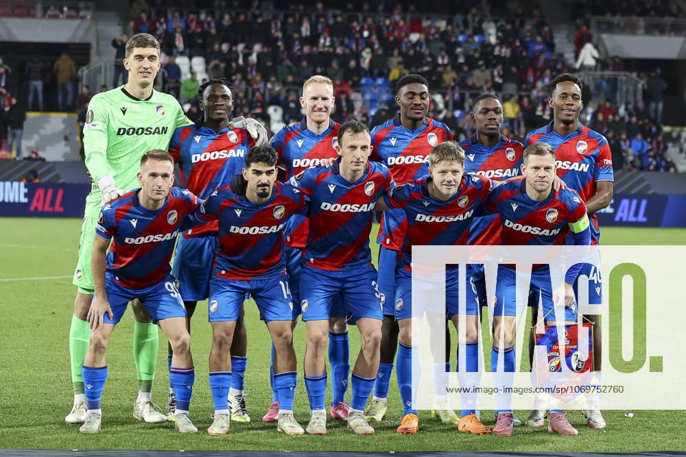 Mannschaftsfoto, Teamfoto Viktoria Pilsen , Tschechien, Fussball, UEFA Europa League, 5. Spieltag, 2025 2026, Viktoria Pilsen vs. SC Freiburg, 27.11.2025, Stadion mesta Plzne, Pilsen, Tschechien Pilsen Stadion mesta Plzne Tschechien