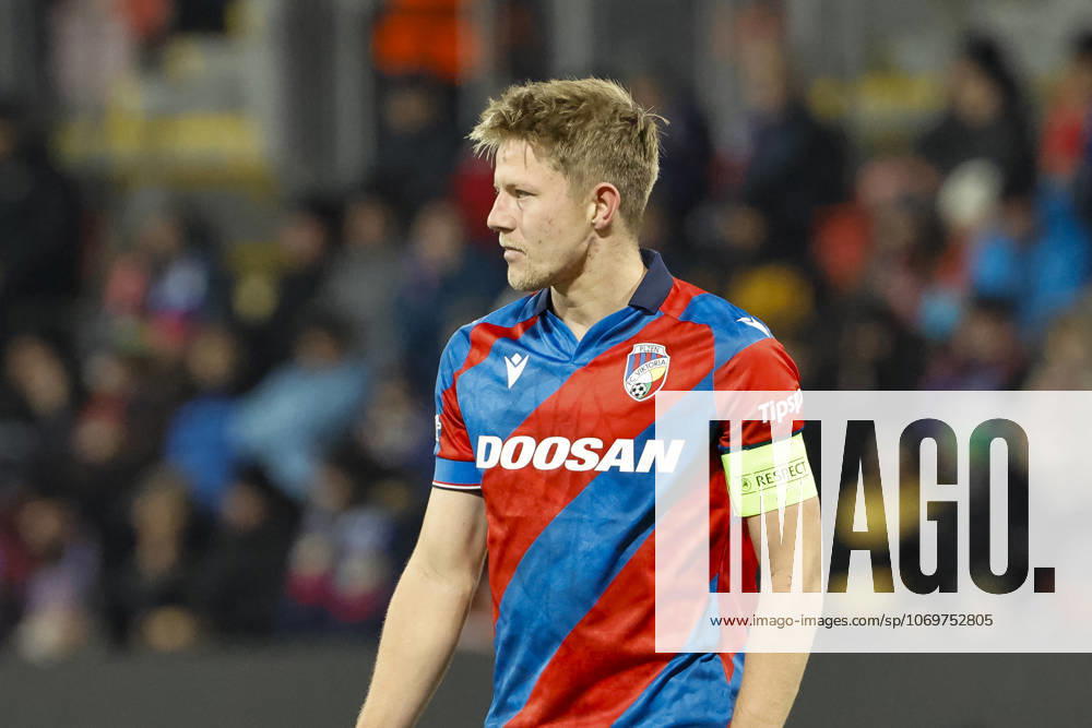 Lukas Cerv (Viktoria Pilsen, 06) , Tschechien, Fussball, UEFA Europa League, 5. Spieltag, 2025 2026, Viktoria Pilsen vs. SC Freiburg, 27.11.2025, Stadion mesta Plzne, Pilsen, Tschechien Pilsen Stadion mesta Plzne Tschechien