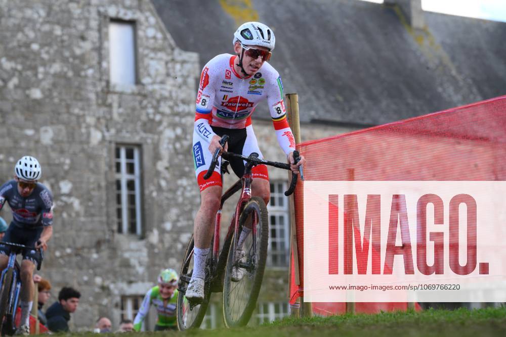 Belgian Michael Vanthourenhout pictured in action during the men s race at the Cyclocross World Cup cyclocross event in Flamanville, France, Sunday 30 November 2025, the 2nd stage (out of 12) in the World Cup of the 2025-2026 season. DAVIDxPINTENS x145387376x