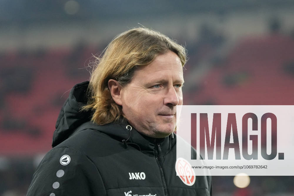 Bo Henriksen (1. FSV Mainz 05, Cheftrainer) , Deutschland, Fussball, 1. Bundesliga, 12.Spieltag, 2025 2026, SC Freiburg vs. 1. FSV Mainz 05, 30.11.2025, Europa-Park Stadion, Freiburg, Deutschland DFL REGULATIONS PROHIBIT ANY USE OF PHOTOGRAPHS AS IMAGE SEQUENCES AND OR QUASI-VIDEO. Freiburg Europa-Park Stadion Baden-Württemberg Deutschland