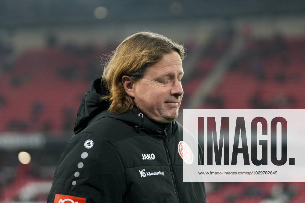 Bo Henriksen (1. FSV Mainz 05, Cheftrainer) , Deutschland, Fussball, 1. Bundesliga, 12.Spieltag, 2025 2026, SC Freiburg vs. 1. FSV Mainz 05, 30.11.2025, Europa-Park Stadion, Freiburg, Deutschland DFL REGULATIONS PROHIBIT ANY USE OF PHOTOGRAPHS AS IMAGE SEQUENCES AND OR QUASI-VIDEO. Freiburg Europa-Park Stadion Baden-Württemberg Deutschland