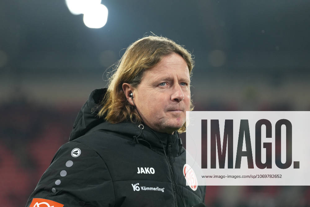 Bo Henriksen (1. FSV Mainz 05, Cheftrainer) , Deutschland, Fussball, 1. Bundesliga, 12.Spieltag, 2025 2026, SC Freiburg vs. 1. FSV Mainz 05, 30.11.2025, Europa-Park Stadion, Freiburg, Deutschland DFL REGULATIONS PROHIBIT ANY USE OF PHOTOGRAPHS AS IMAGE SEQUENCES AND OR QUASI-VIDEO. Freiburg Europa-Park Stadion Baden-Württemberg Deutschland