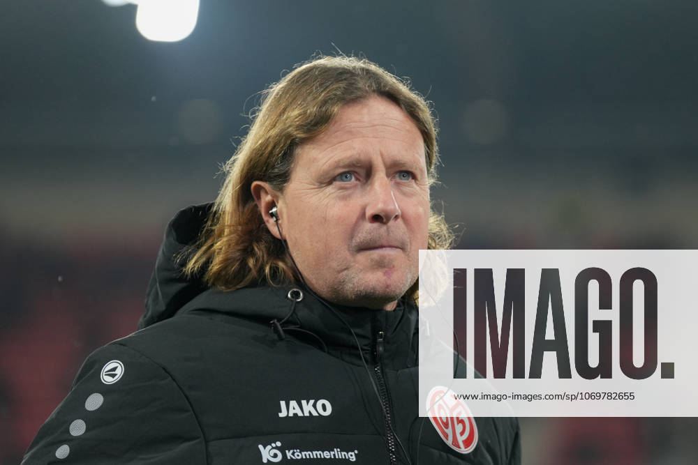Bo Henriksen (1. FSV Mainz 05, Cheftrainer) , Deutschland, Fussball, 1. Bundesliga, 12.Spieltag, 2025 2026, SC Freiburg vs. 1. FSV Mainz 05, 30.11.2025, Europa-Park Stadion, Freiburg, Deutschland DFL REGULATIONS PROHIBIT ANY USE OF PHOTOGRAPHS AS IMAGE SEQUENCES AND OR QUASI-VIDEO. Freiburg Europa-Park Stadion Baden-Württemberg Deutschland