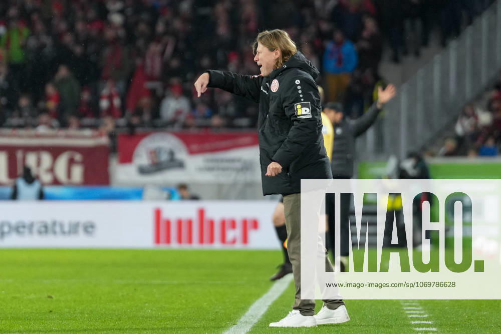 Bo Henriksen (1. FSV Mainz 05, Cheftrainer) , Deutschland, Fussball, 1. Bundesliga, 12.Spieltag, 2025 2026, SC Freiburg vs. 1. FSV Mainz 05, 30.11.2025, Europa-Park Stadion, Freiburg, Deutschland DFL REGULATIONS PROHIBIT ANY USE OF PHOTOGRAPHS AS IMAGE SEQUENCES AND OR QUASI-VIDEO. Freiburg Europa-Park Stadion Baden-Württemberg Deutschland