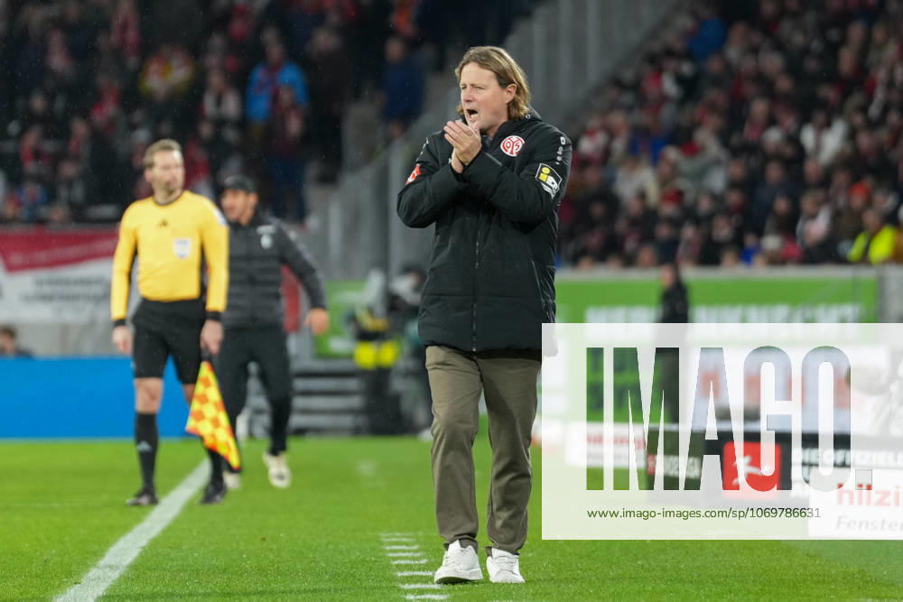 Bo Henriksen (1. FSV Mainz 05, Cheftrainer) , Deutschland, Fussball, 1. Bundesliga, 12.Spieltag, 2025 2026, SC Freiburg vs. 1. FSV Mainz 05, 30.11.2025, Europa-Park Stadion, Freiburg, Deutschland DFL REGULATIONS PROHIBIT ANY USE OF PHOTOGRAPHS AS IMAGE SEQUENCES AND OR QUASI-VIDEO. Freiburg Europa-Park Stadion Baden-Württemberg Deutschland