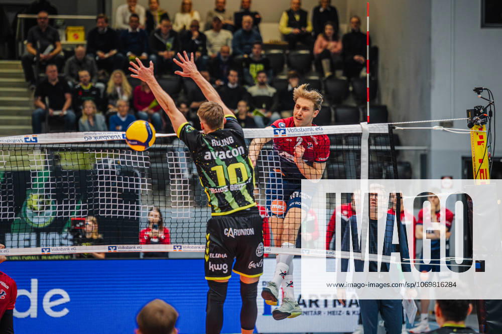 Volleyball Herren ZOI DVV-Pokal 2025 26 Viertelfinale HELIOS GRIZZLYS Giesen vs. SVG Lüneburg 26.11.2025 Daniel Gruvaeus ( 2 SVG Lüneburg) gegen den Block von Jan Röling ( 10 Helios GRIZZLYS Giesen)