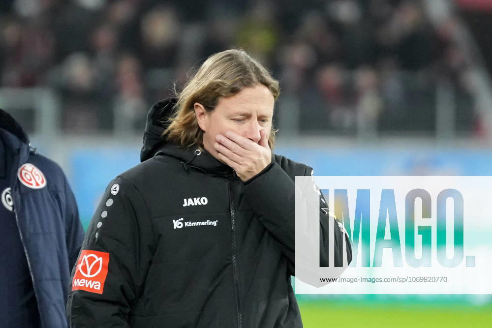 Bo Henriksen (1. FSV Mainz 05, Cheftrainer) , Deutschland, Fussball, 1. Bundesliga, 12.Spieltag, 2025 2026, SC Freiburg vs. 1. FSV Mainz 05, 30.11.2025, Europa-Park Stadion, Freiburg, Deutschland DFL REGULATIONS PROHIBIT ANY USE OF PHOTOGRAPHS AS IMAGE SEQUENCES AND OR QUASI-VIDEO. Freiburg Europa-Park Stadion Baden-Württemberg Deutschland