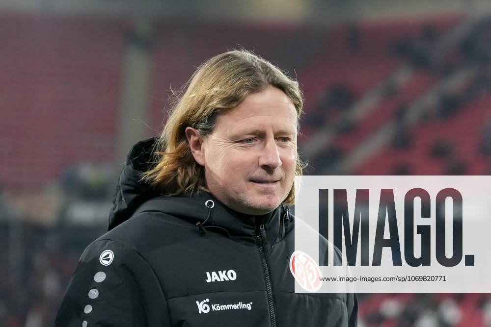 Bo Henriksen (1. FSV Mainz 05, Cheftrainer) , Deutschland, Fussball, 1. Bundesliga, 12.Spieltag, 2025 2026, SC Freiburg vs. 1. FSV Mainz 05, 30.11.2025, Europa-Park Stadion, Freiburg, Deutschland DFL REGULATIONS PROHIBIT ANY USE OF PHOTOGRAPHS AS IMAGE SEQUENCES AND OR QUASI-VIDEO. Freiburg Europa-Park Stadion Baden-Württemberg Deutschland