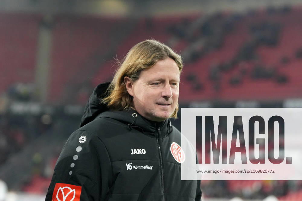 Bo Henriksen (1. FSV Mainz 05, Cheftrainer) , Deutschland, Fussball, 1. Bundesliga, 12.Spieltag, 2025 2026, SC Freiburg vs. 1. FSV Mainz 05, 30.11.2025, Europa-Park Stadion, Freiburg, Deutschland DFL REGULATIONS PROHIBIT ANY USE OF PHOTOGRAPHS AS IMAGE SEQUENCES AND OR QUASI-VIDEO. Freiburg Europa-Park Stadion Baden-Württemberg Deutschland