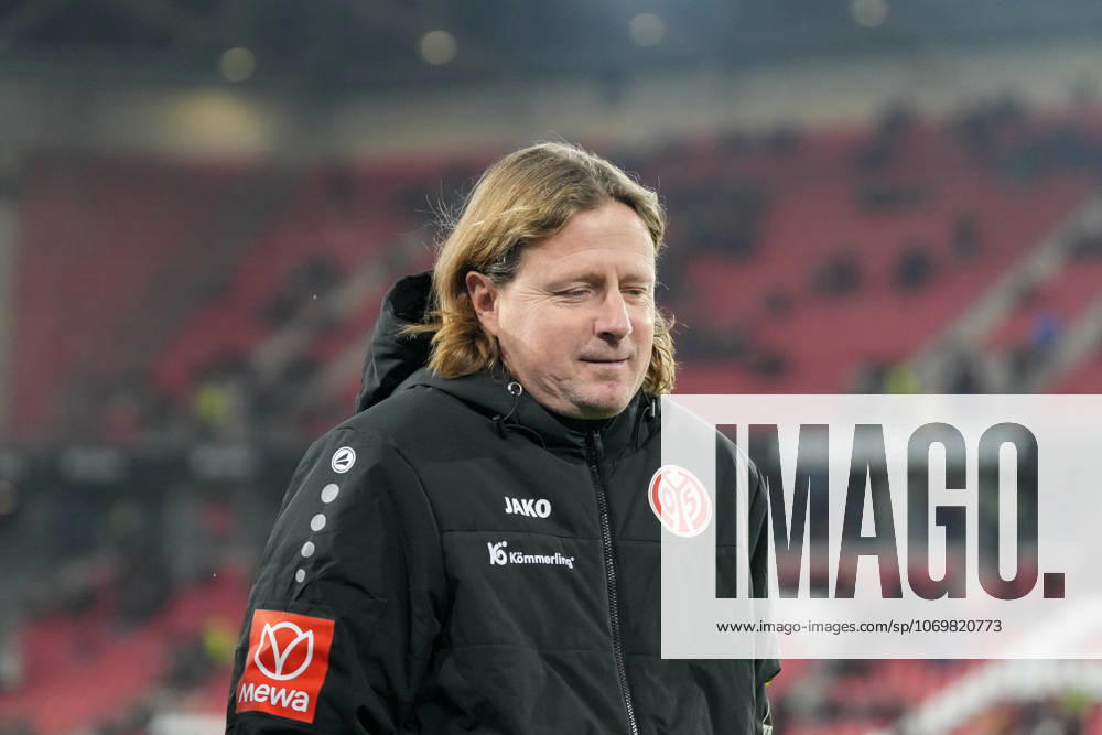 Bo Henriksen (1. FSV Mainz 05, Cheftrainer) , Deutschland, Fussball, 1. Bundesliga, 12.Spieltag, 2025 2026, SC Freiburg vs. 1. FSV Mainz 05, 30.11.2025, Europa-Park Stadion, Freiburg, Deutschland DFL REGULATIONS PROHIBIT ANY USE OF PHOTOGRAPHS AS IMAGE SEQUENCES AND OR QUASI-VIDEO. Freiburg Europa-Park Stadion Baden-Württemberg Deutschland