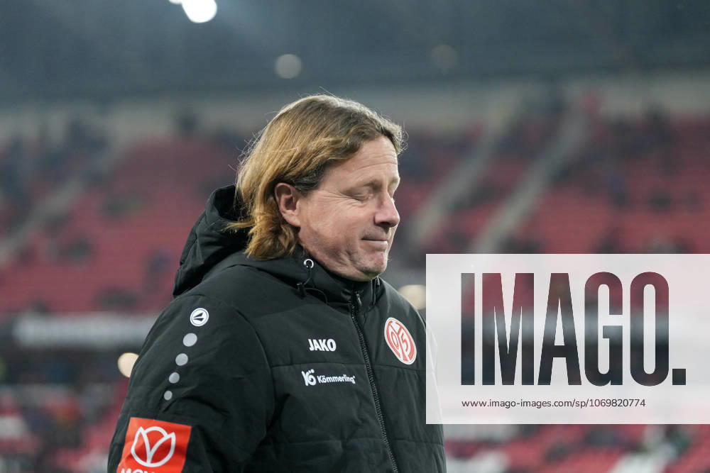 Bo Henriksen (1. FSV Mainz 05, Cheftrainer) , Deutschland, Fussball, 1. Bundesliga, 12.Spieltag, 2025 2026, SC Freiburg vs. 1. FSV Mainz 05, 30.11.2025, Europa-Park Stadion, Freiburg, Deutschland DFL REGULATIONS PROHIBIT ANY USE OF PHOTOGRAPHS AS IMAGE SEQUENCES AND OR QUASI-VIDEO. Freiburg Europa-Park Stadion Baden-Württemberg Deutschland