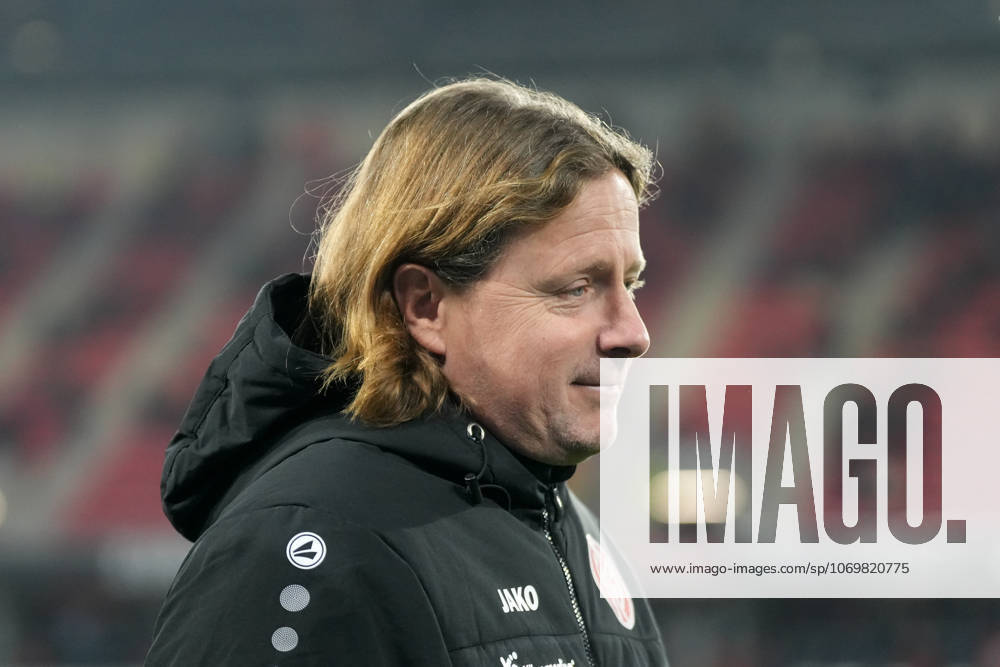 Bo Henriksen (1. FSV Mainz 05, Cheftrainer) , Deutschland, Fussball, 1. Bundesliga, 12.Spieltag, 2025 2026, SC Freiburg vs. 1. FSV Mainz 05, 30.11.2025, Europa-Park Stadion, Freiburg, Deutschland DFL REGULATIONS PROHIBIT ANY USE OF PHOTOGRAPHS AS IMAGE SEQUENCES AND OR QUASI-VIDEO. Freiburg Europa-Park Stadion Baden-Württemberg Deutschland