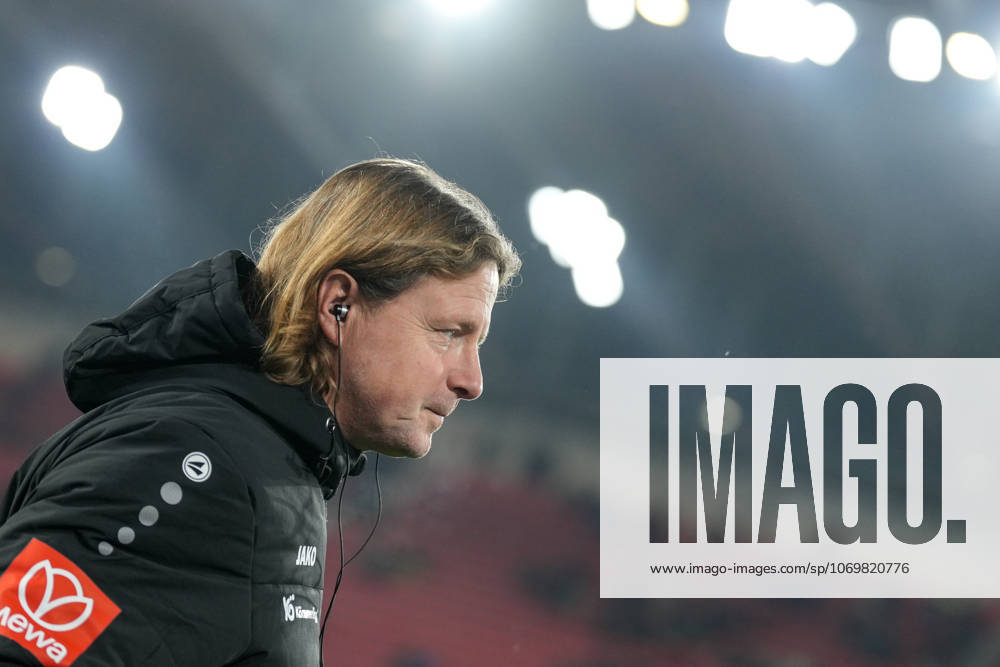 Bo Henriksen (1. FSV Mainz 05, Cheftrainer) , Deutschland, Fussball, 1. Bundesliga, 12.Spieltag, 2025 2026, SC Freiburg vs. 1. FSV Mainz 05, 30.11.2025, Europa-Park Stadion, Freiburg, Deutschland DFL REGULATIONS PROHIBIT ANY USE OF PHOTOGRAPHS AS IMAGE SEQUENCES AND OR QUASI-VIDEO. Freiburg Europa-Park Stadion Baden-Württemberg Deutschland