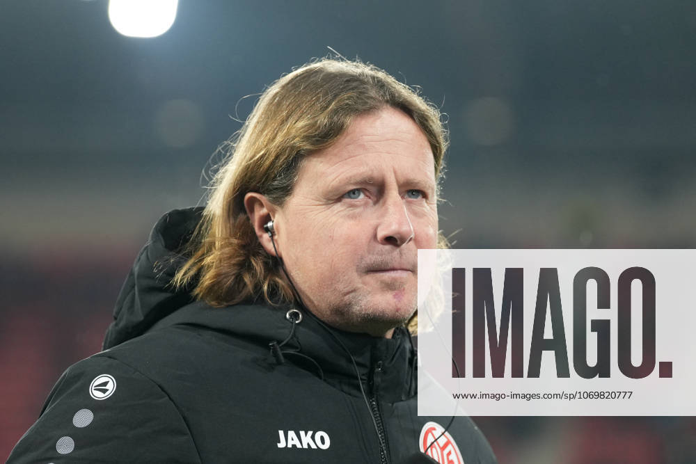 Bo Henriksen (1. FSV Mainz 05, Cheftrainer) , Deutschland, Fussball, 1. Bundesliga, 12.Spieltag, 2025 2026, SC Freiburg vs. 1. FSV Mainz 05, 30.11.2025, Europa-Park Stadion, Freiburg, Deutschland DFL REGULATIONS PROHIBIT ANY USE OF PHOTOGRAPHS AS IMAGE SEQUENCES AND OR QUASI-VIDEO. Freiburg Europa-Park Stadion Baden-Württemberg Deutschland