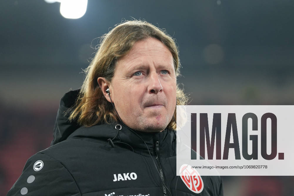 Bo Henriksen (1. FSV Mainz 05, Cheftrainer) , Deutschland, Fussball, 1. Bundesliga, 12.Spieltag, 2025 2026, SC Freiburg vs. 1. FSV Mainz 05, 30.11.2025, Europa-Park Stadion, Freiburg, Deutschland DFL REGULATIONS PROHIBIT ANY USE OF PHOTOGRAPHS AS IMAGE SEQUENCES AND OR QUASI-VIDEO. Freiburg Europa-Park Stadion Baden-Württemberg Deutschland