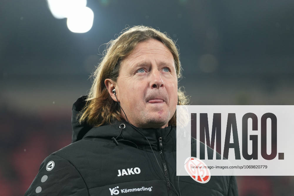 Bo Henriksen (1. FSV Mainz 05, Cheftrainer) , Deutschland, Fussball, 1. Bundesliga, 12.Spieltag, 2025 2026, SC Freiburg vs. 1. FSV Mainz 05, 30.11.2025, Europa-Park Stadion, Freiburg, Deutschland DFL REGULATIONS PROHIBIT ANY USE OF PHOTOGRAPHS AS IMAGE SEQUENCES AND OR QUASI-VIDEO. Freiburg Europa-Park Stadion Baden-Württemberg Deutschland