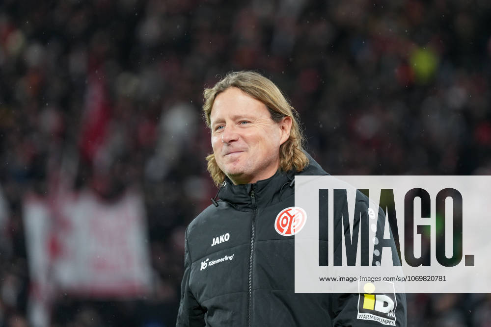 Bo Henriksen (1. FSV Mainz 05, Cheftrainer) , Deutschland, Fussball, 1. Bundesliga, 12.Spieltag, 2025 2026, SC Freiburg vs. 1. FSV Mainz 05, 30.11.2025, Europa-Park Stadion, Freiburg, Deutschland DFL REGULATIONS PROHIBIT ANY USE OF PHOTOGRAPHS AS IMAGE SEQUENCES AND OR QUASI-VIDEO. Freiburg Europa-Park Stadion Baden-Württemberg Deutschland