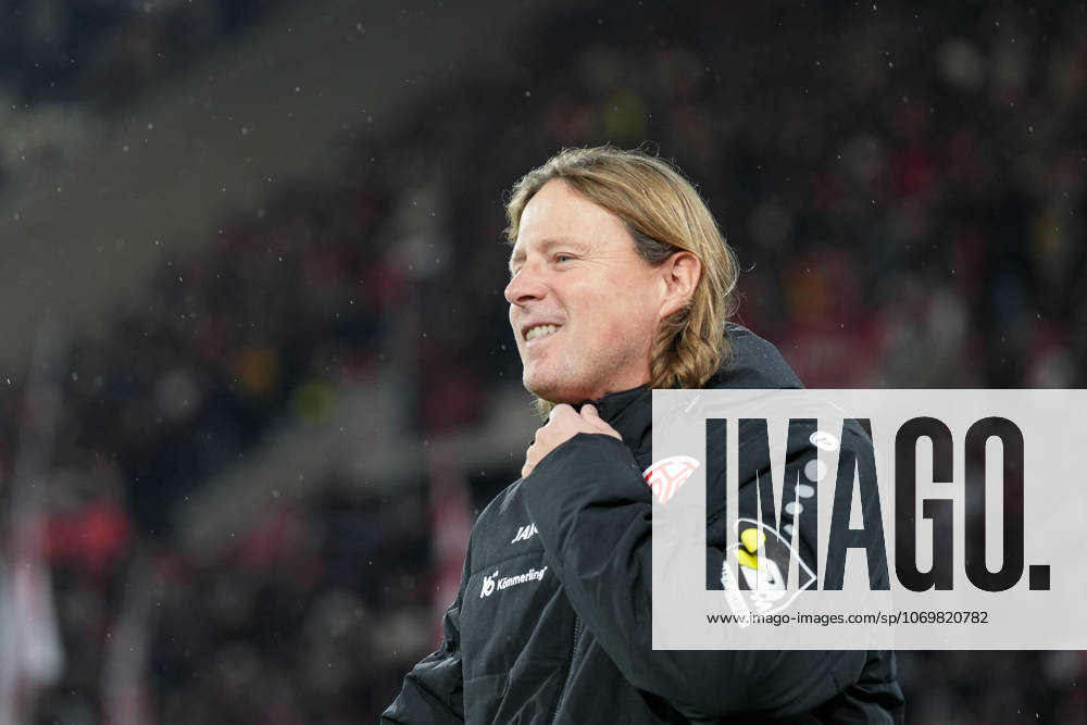 Bo Henriksen (1. FSV Mainz 05, Cheftrainer) , Deutschland, Fussball, 1. Bundesliga, 12.Spieltag, 2025 2026, SC Freiburg vs. 1. FSV Mainz 05, 30.11.2025, Europa-Park Stadion, Freiburg, Deutschland DFL REGULATIONS PROHIBIT ANY USE OF PHOTOGRAPHS AS IMAGE SEQUENCES AND OR QUASI-VIDEO. Freiburg Europa-Park Stadion Baden-Württemberg Deutschland