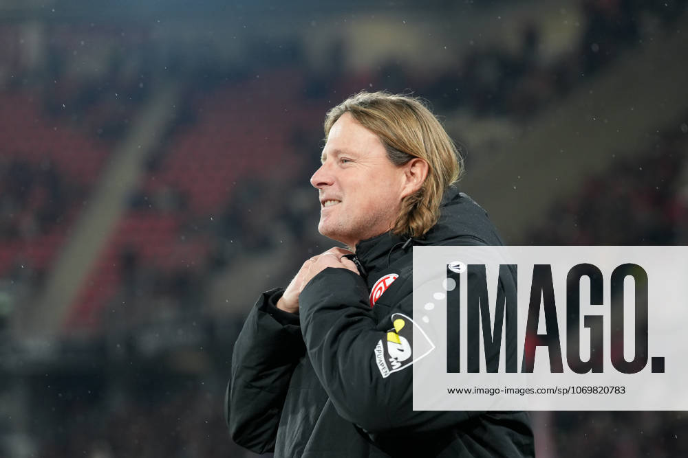 Bo Henriksen (1. FSV Mainz 05, Cheftrainer) , Deutschland, Fussball, 1. Bundesliga, 12.Spieltag, 2025 2026, SC Freiburg vs. 1. FSV Mainz 05, 30.11.2025, Europa-Park Stadion, Freiburg, Deutschland DFL REGULATIONS PROHIBIT ANY USE OF PHOTOGRAPHS AS IMAGE SEQUENCES AND OR QUASI-VIDEO. Freiburg Europa-Park Stadion Baden-Württemberg Deutschland