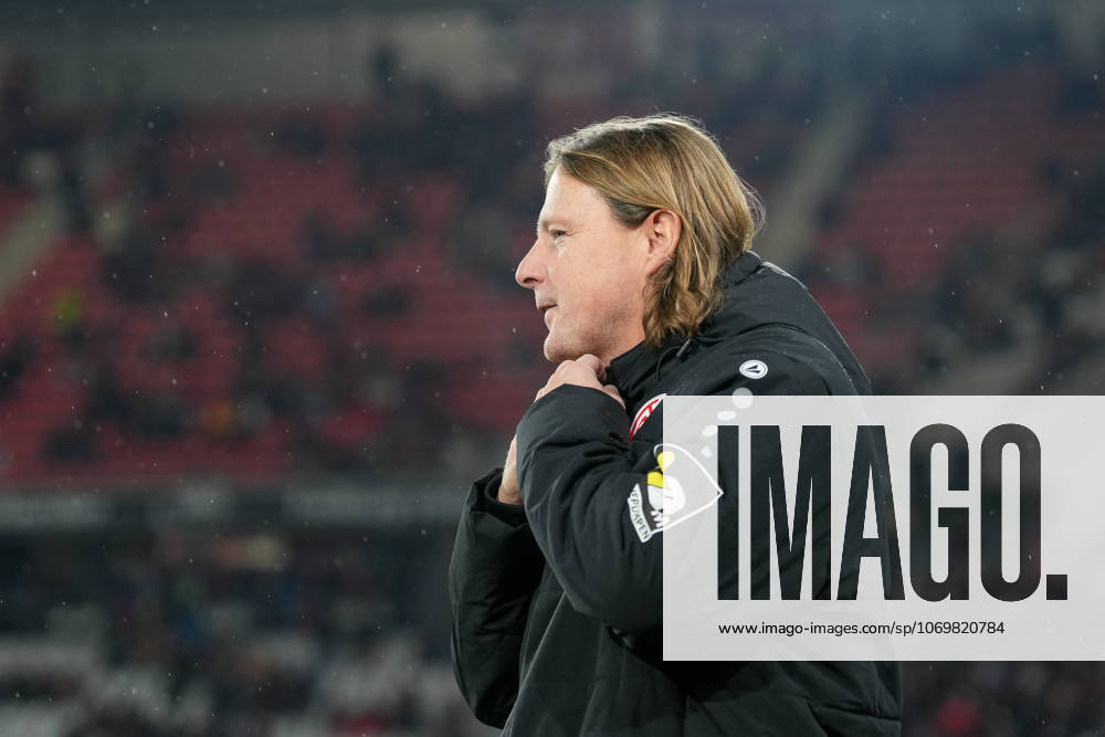 Bo Henriksen (1. FSV Mainz 05, Cheftrainer) , Deutschland, Fussball, 1. Bundesliga, 12.Spieltag, 2025 2026, SC Freiburg vs. 1. FSV Mainz 05, 30.11.2025, Europa-Park Stadion, Freiburg, Deutschland DFL REGULATIONS PROHIBIT ANY USE OF PHOTOGRAPHS AS IMAGE SEQUENCES AND OR QUASI-VIDEO. Freiburg Europa-Park Stadion Baden-Württemberg Deutschland