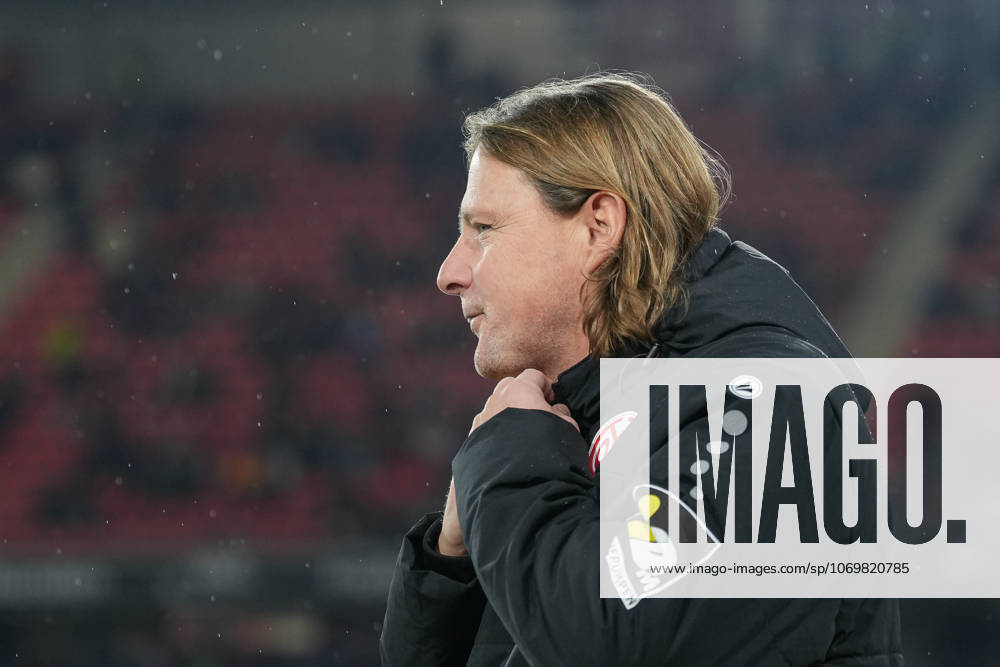Bo Henriksen (1. FSV Mainz 05, Cheftrainer) , Deutschland, Fussball, 1. Bundesliga, 12.Spieltag, 2025 2026, SC Freiburg vs. 1. FSV Mainz 05, 30.11.2025, Europa-Park Stadion, Freiburg, Deutschland DFL REGULATIONS PROHIBIT ANY USE OF PHOTOGRAPHS AS IMAGE SEQUENCES AND OR QUASI-VIDEO. Freiburg Europa-Park Stadion Baden-Württemberg Deutschland