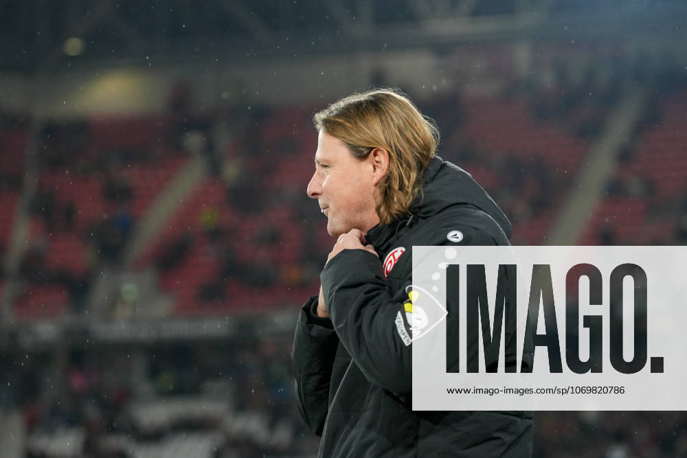 Bo Henriksen (1. FSV Mainz 05, Cheftrainer) , Deutschland, Fussball, 1. Bundesliga, 12.Spieltag, 2025 2026, SC Freiburg vs. 1. FSV Mainz 05, 30.11.2025, Europa-Park Stadion, Freiburg, Deutschland DFL REGULATIONS PROHIBIT ANY USE OF PHOTOGRAPHS AS IMAGE SEQUENCES AND OR QUASI-VIDEO. Freiburg Europa-Park Stadion Baden-Württemberg Deutschland