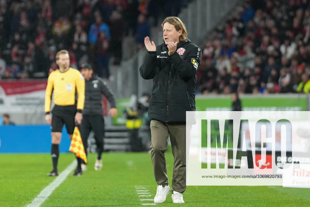 Bo Henriksen (1. FSV Mainz 05, Cheftrainer) , Deutschland, Fussball, 1. Bundesliga, 12.Spieltag, 2025 2026, SC Freiburg vs. 1. FSV Mainz 05, 30.11.2025, Europa-Park Stadion, Freiburg, Deutschland DFL REGULATIONS PROHIBIT ANY USE OF PHOTOGRAPHS AS IMAGE SEQUENCES AND OR QUASI-VIDEO. Freiburg Europa-Park Stadion Baden-Württemberg Deutschland