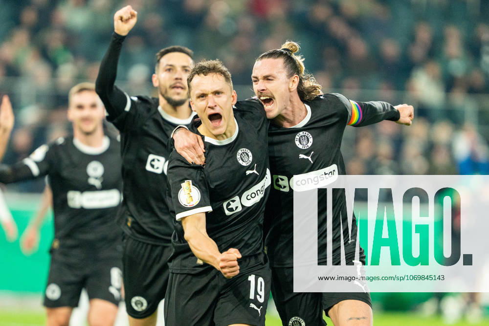 Kaars Martijn (FC St. Pauli, 19) und Irvine Jackson (FC St. Pauli, 7) bejubeln das Tor zum 0:1 durch Kaars Martijn (FC St. Pauli, 19) VfL Borussia Moenchengladbach vs. FC St. Pauli, Fussball, DFB-Pokal, Achtelfinale, Saison 2025 2026, 02.12.2025 DFB REGULATIONS PROHIBIT ANY USE OF PHOTOGRAPHS AS IMAGE SEQUENCES AND OR QUASI-VIDEO VfL Borussia Moenchengladbach vs. FC St. Pauli, Fussball, DFB-Pokal, Achtelfinale, Saison 2025 2026, 02.12.2025 Moenchengladbach