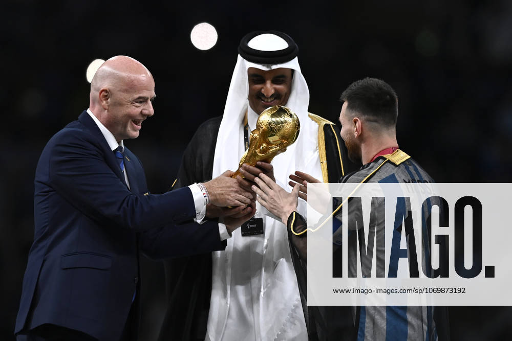 Foto Fabio Ferrari LaPresse - 18 Dicembre 2022 Lusail, Qatar - - Calcio - Qatar 2022 - Coppa del Mondo Fifa - Argentina vs Francia - Finale - Lusail Iconic Stadium - Nella foto: Lionel Messi (Argentina) riceve la coppa da Sheikh Tamim bin Hamad Al Thani, Emir of Qatar, Gianni Infantino December 18, 2022 Lusail, Qatar - sport - Soccer - Qatar 2022- FIFA World Cup, WM, Weltmeisterschaft, Fussball - Argentina vs Francia - Final - Lusail Iconic Stadium In the pic: Lionel Messi (Argentina) Sheikh Tamim bin Hamad Al Thani, Emir of Qatar, Gianni Infantino