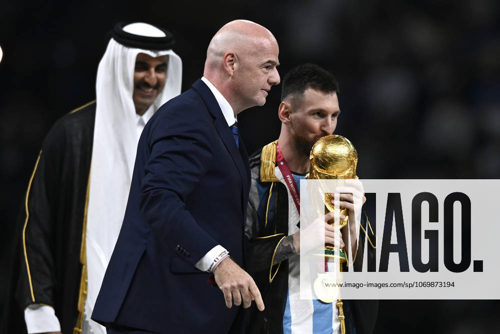 Foto Fabio Ferrari LaPresse - 18 Dicembre 2022 Lusail, Qatar - - Calcio - Qatar 2022 - Coppa del Mondo Fifa - Argentina vs Francia - Finale - Lusail Iconic Stadium - Nella foto: Lionel Messi (Argentina) riceve la coppa da Sheikh Tamim bin Hamad Al Thani, Emir of Qatar, Gianni Infantino December 18, 2022 Lusail, Qatar - sport - Soccer - Qatar 2022- FIFA World Cup, WM, Weltmeisterschaft, Fussball - Argentina vs Francia - Final - Lusail Iconic Stadium In the pic: Lionel Messi (Argentina) Sheikh Tamim bin Hamad Al Thani, Emir of Qatar, Gianni Infantino
