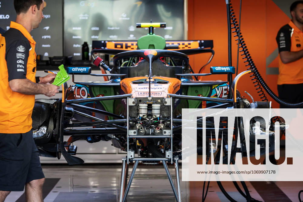 2025 Formula One Abu Dhabi Grand Prix Yas Marina Circuit, Abu Dhabi, United Arab Emirates. 4.December.2025; McLaren F1 Team MCL39 in the garage during Formula One Abu Dhabi Grand Prix (Photo by Jay Hirano) Abu Dhabi Yas Marina Circuit United Arab Emirates