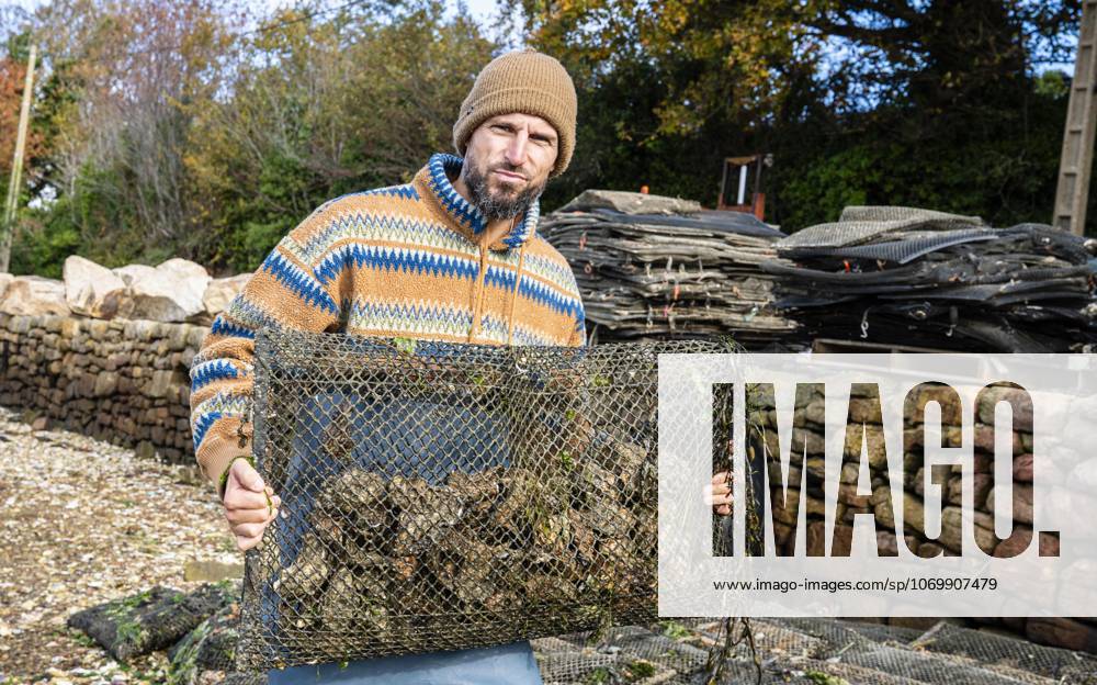 L ANCIEN GARDIEN DE BUT BENOIT COSTIL A INVESTI DANS L OSTREICULTURE. IL EST ASSOCIE A SIMON PICARD AU CHANTIER OSTREICOLE AHOY A BADEN (56). BADEN, FRANCE, LE 28 OCTOBRE 2025. PHOTO: BERNARD LE BARS costil (benoit) FOOT 2025 MAGAZINE COSTIL CARNAC FRANCE 28 10 2025 LE BARS BERNARD CARNAC France GermanyxJapanxUKxFrancexBelgiumxOUT