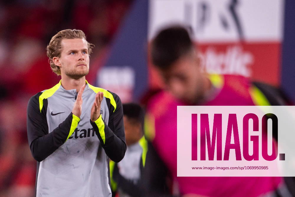 LISBOA, PORTUGAL - DECEMBER 5: MORTEN HJULMAND from Sporting CP seen on warm up thanking the fans support during the Liga Portugal Betclic 2025 26 match between SL Benfica and Sporting CP at Estadio do Lisboa e Benfica on December 5, 2025 in Lisboa, Portugal Lisboa Portugal - ZUMAl192 20251205_zsp_l192_004