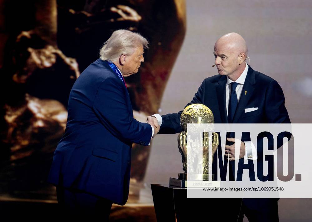 WASHINGTON - President Donald Trump receives the FIFA Peace Prize from FIFA President Gianni Infantino during the draw for the 2026 World Cup in the United States. ANP KOEN VAN WEEL ANPxSportx IVx 543995999 originalFilename: 543995999