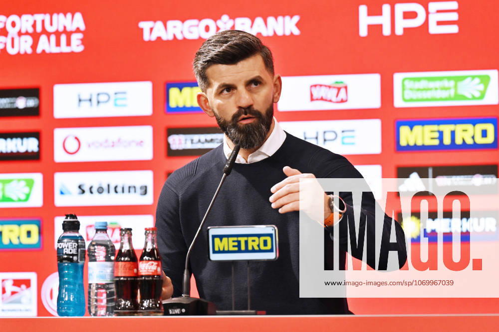 Trainer Miron Muslic (FC Schalke 04) in der Pressekonferenz nach dem Spiel 05.12.2025, Fussball 2. Bundesliga, Saison 2025 2026, 15. Spieltag, Fortuna Düsseldorf - FC Schalke 04 DFL regulations prohibit any use of photographs as image sequences and or quasi-video Duesseldorf Nordrhein Westfalen Deutschland