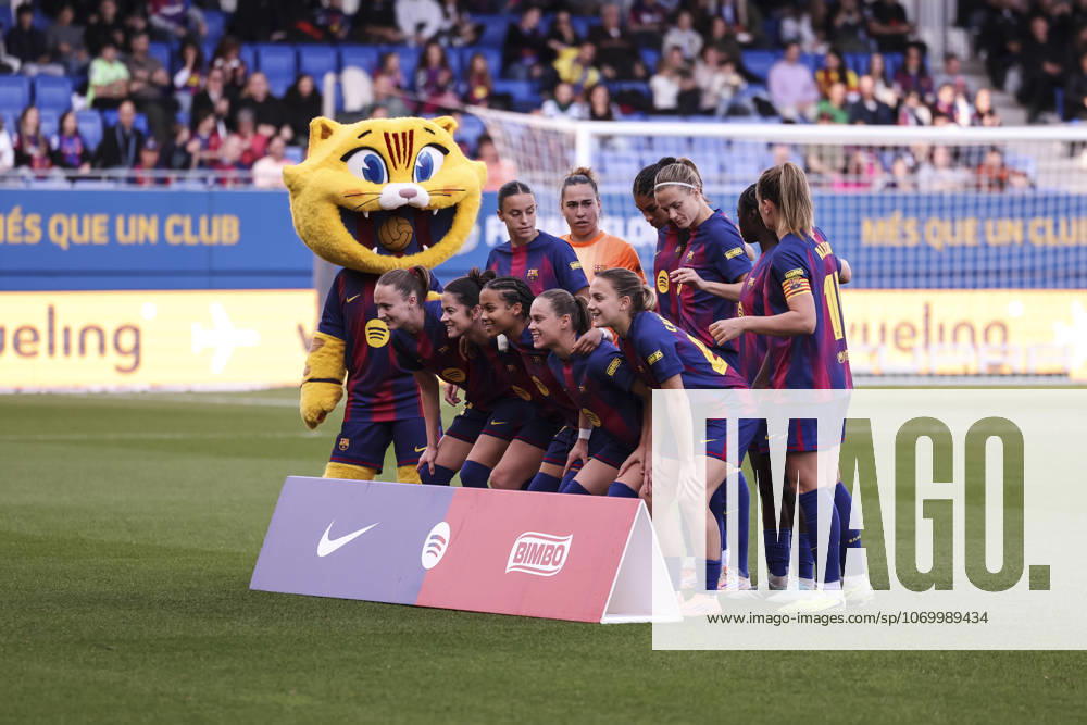 Players of FC Barcelona, Barca pose for photo during the Spanish Women league, Liga F, football match played between FC Barcelona and Costa Adeje Tenerife at Johan Cruyff Stadium on December 06, 2025 in Sant Joan Despi, Barcelona. Sant Joan Despi Spain - ZUMAa181 20251206_zaa_a181_204