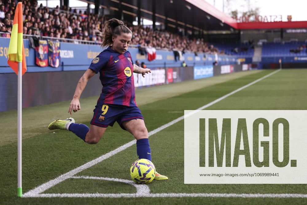 Claudia Pina Medina of FC Barcelona, Barca takes a corner kick during the Spanish Women league, Liga F, football match played between FC Barcelona and Costa Adeje Tenerife at Johan Cruyff Stadium on December 06, 2025 in Sant Joan Despi, Barcelona. Sant Joan Despi Spain - ZUMAa181 20251206_zaa_a181_205
