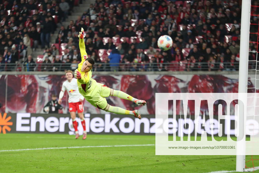 1. Fußball-Bundesliga: RB Leipzig vs. SG Eintracht Frankfurt, 06.12.2025 LEIPZIG, DEUTSCHLAND - DECEMBER 6: Torwart Michael Zetterer (23, Eintracht Frankfurt) fliegt, der Ball wird am Pfosten landen während des Bundesliga-Spiels zwischen RB Leipzig vs. SG Eintracht Frankfurt in der Red Bull Arena am 13. Spieltag der 1. Bundesliga am December 6, 2025 in Leipzig, Deutschland. DFL REGULATIONS PROHIBIT ANY USE OF PHOTOGRAPHS AS IMAGE SEQUENCES AND OR QUASI-VIDEO.