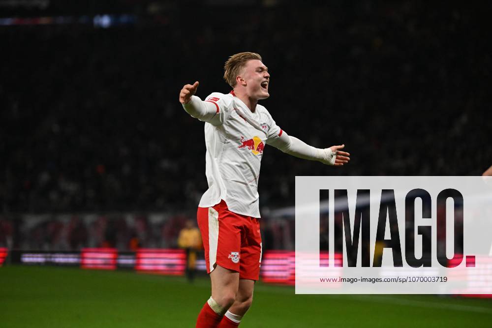 Conrad Harder (11; RB Leipzig) jubelt mit ausgebreiteten Armen in Aktion Spieler jubelt mit Armen