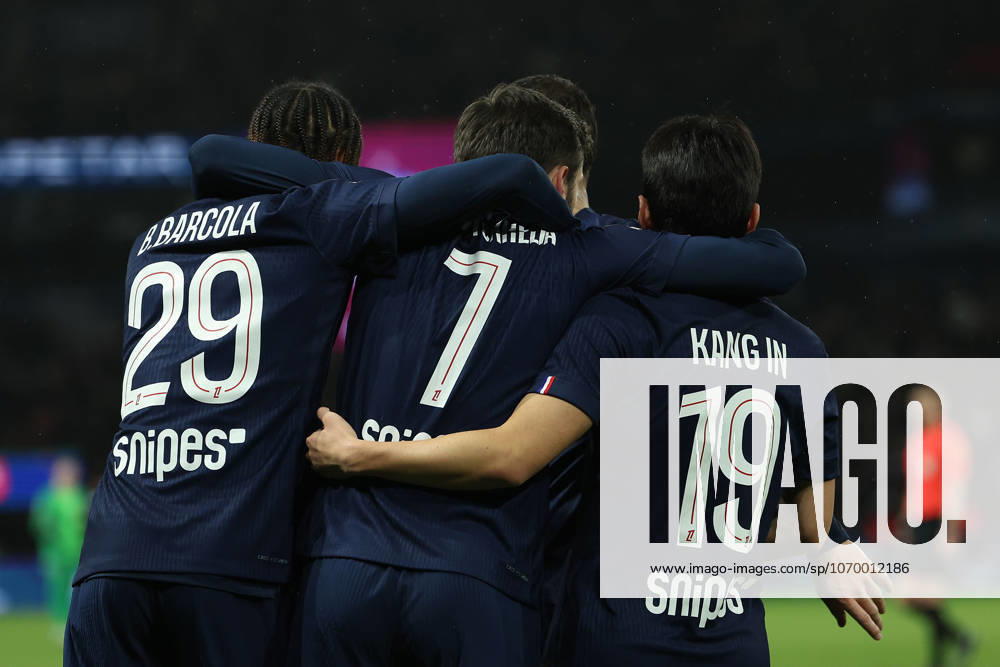 FBL-FRA-LIGUE1-Paris Saint Germain - Stade Rennes Khvicha Kvaratskhelia (Paris Saint-Germain) teammates embrace after a goal during the French L1 football match between Paris Saint-Germain (PSG) an Stade Rennes at Parc des Princes Paris ,France, on December 06, 2025.
