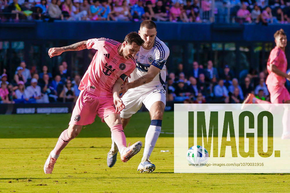 FT. LAUDERDALE, FL - DECEMBER 06: Inter Miami forward Lionel Messi (10) and Vancouver Whitecaps defender Joedrick Pupe (23) battle for the ball during the MLS, Fussball Herren, USA cup following the 2025 MLS Cup Finals between the Vancouver Whitecaps and Inter Miami CF on Saturday, December 6, 2025 at Chase Stadium in Fort Lauderdale, FL. (Photo by Chris Arjoon Icon Sportswire) SOCCER: DEC 06 MLS Cup 2025 Inter Miami CF vs Vancouver Whitecaps FC Icon25120600155