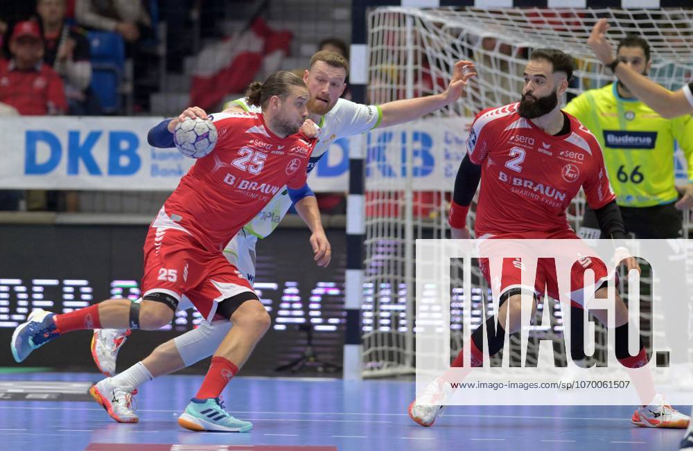 Olle Forsell Schefvert (MT Melsungen 25) (am Ball), Nikola Grahovac (HSG Wetzlar 2) , GER, MT Melsungen - HSG Wetzlar, Handball, 1. Bundesliga, 15. Spieltag, Saison 2025 2026, 07.12.2025, GER, MT Melsungen - HSG Wetzlar, Handball, 1. Bundesliga, 15. Spieltag, Saison 2025 2026, 07.12.2025 Kassel